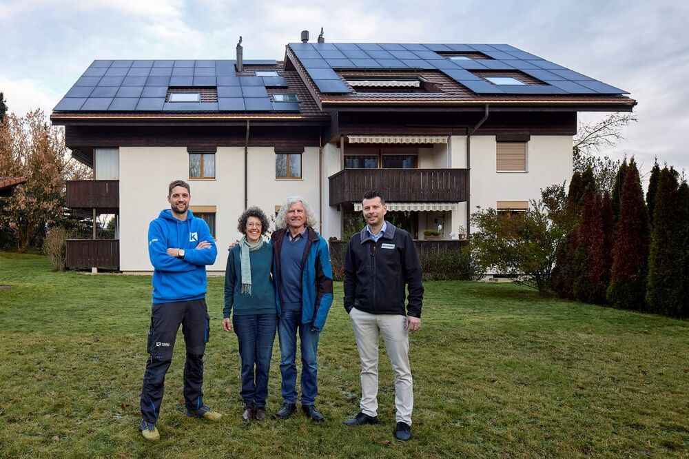 Im Handumdrehen saniert: Über das erfolgreiche Projekt in Kirchberg freuen sich Josua Kiener von Kiener Haustechnik, Christine und Ruedi Böhlen von der Bauherrschaft sowie Patrick Aebi von Nussbaum.